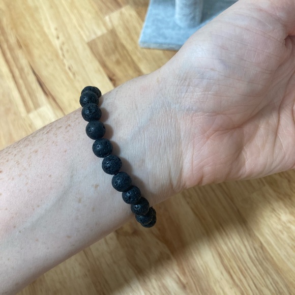 Lava rock diffuser bracelet with white howlite stone beads - Picture 3 of 6